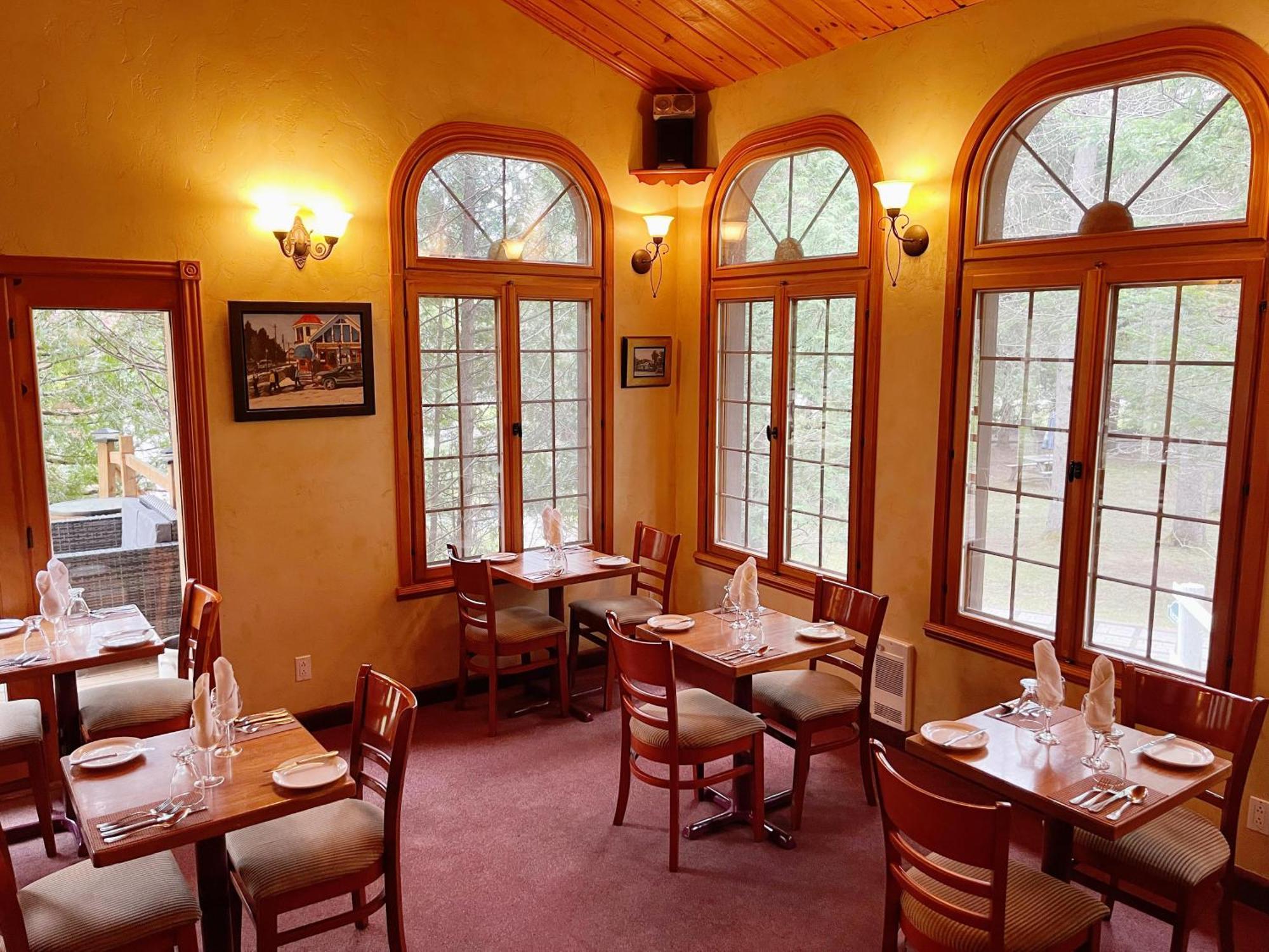 סאינט - אדל Auberge Alpine Inn מראה חיצוני תמונה